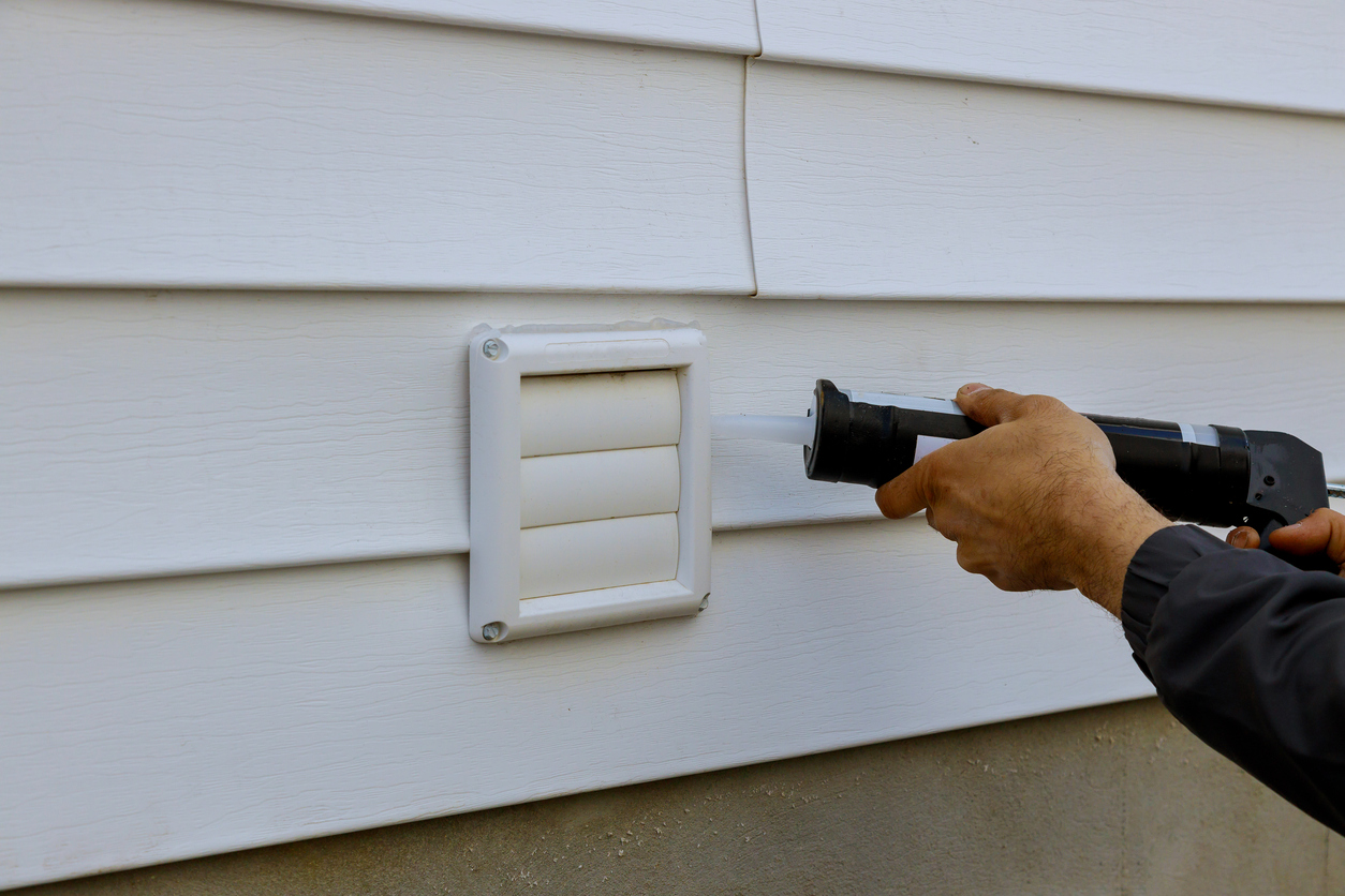 using caulk to repair the exterior of a Dublin, CA home